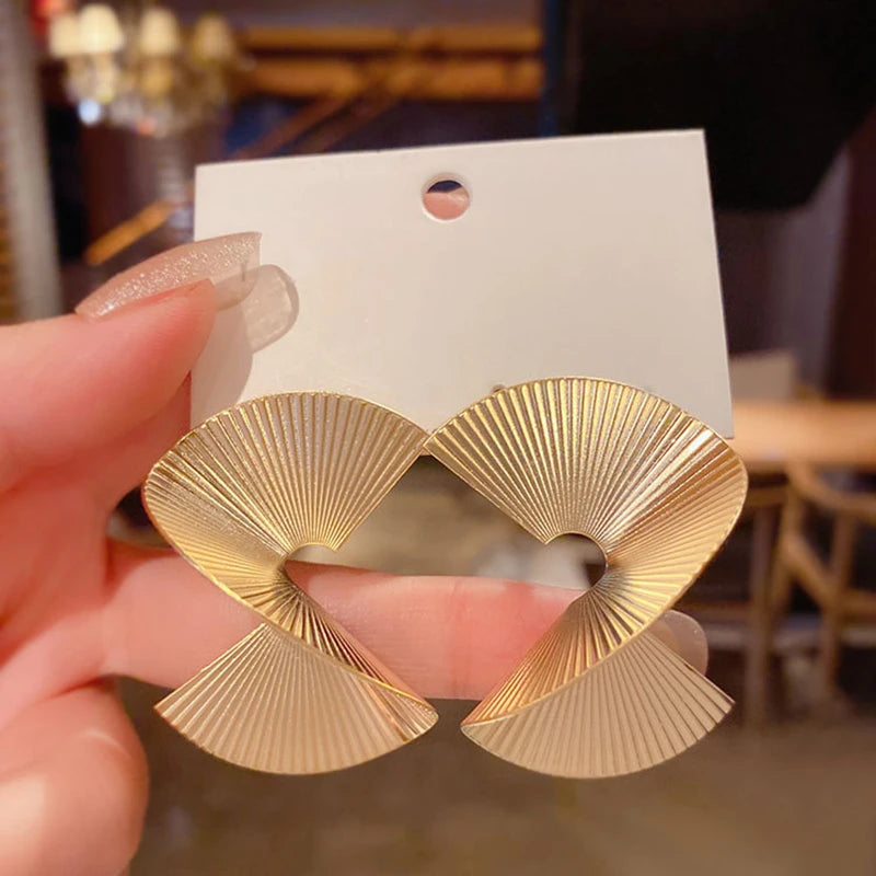 Retro Twisted Spiral Statement Earrings for Party Wedding Temperament Jewelry Geometry Golden Silver Color Metal Earrings
