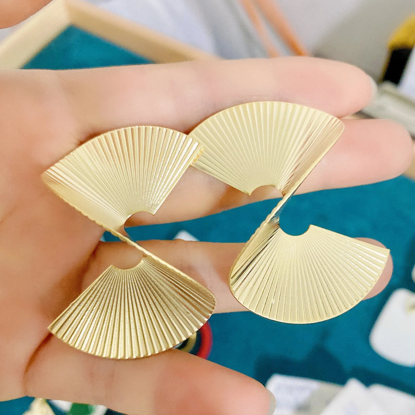 Retro Twisted Spiral Statement Earrings for Party Wedding Temperament Jewelry Geometry Golden Silver Color Metal Earrings
