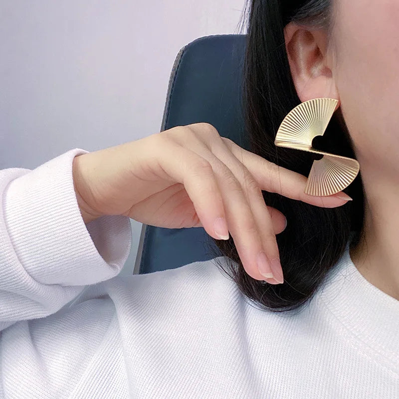 Retro Twisted Spiral Statement Earrings for Party Wedding Temperament Jewelry Geometry Golden Silver Color Metal Earrings